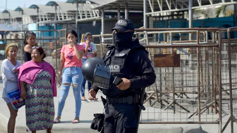 Familiares de presos piden información en la entrada del Centro de Privación de Libertad Número 1, tras presentarse un motín, este 28 de septiembre de 2021, en Guayaquil (Ecuador). EFE