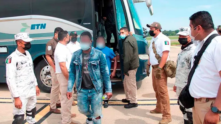 Fotografía manipulada de origen cedida por la Secretaría de Gobernación (SG) de migrantes haitianos repatriados, hoy en Villahermosa, estado de Tabasco (México). EFE