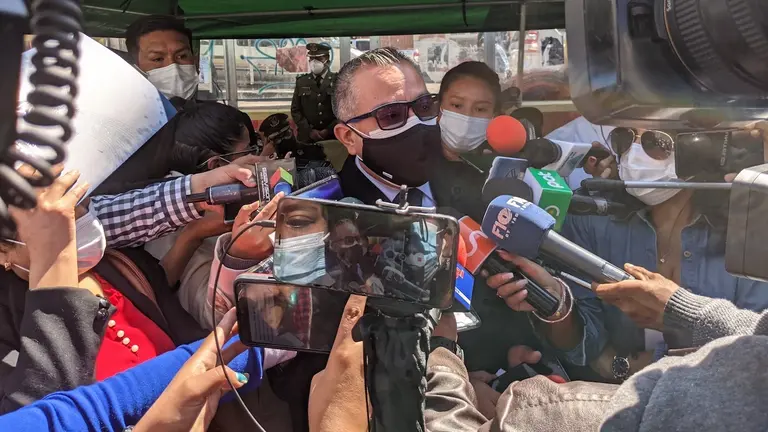 El Viceministro de Régimen Interior y Policía, Nelson Cox, brinda declaraciones ante los medios de comunicación. VRIP Bolivia