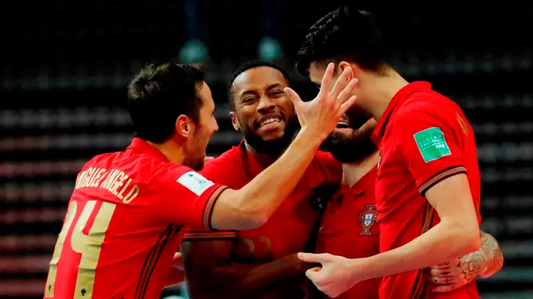 Miguel Angelo, Pany, Ricardinho, y Andre Coelho celebran una conquista de Portugal en el Mundial de futsal. EFE