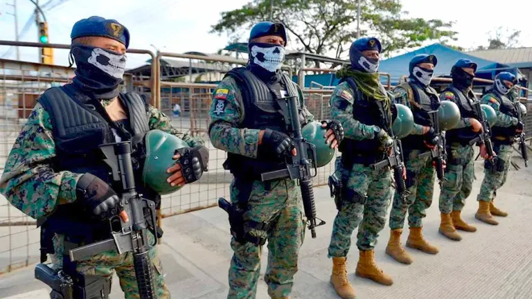 Fuerzas Armadas ecuatorianas, en conjunto con miembros de la Policía, adelantan un operativo desde la madrugada de hoy, en la penitenciaria del litoral, en Guayaquil (Ecuador). EFE