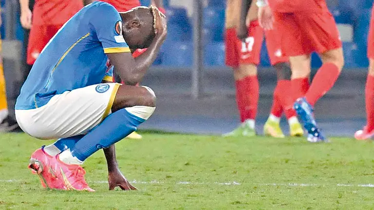 El jugador del Nápoles Victor Osimhen lamenta la derrota ante el Spartak Moscú. EFE