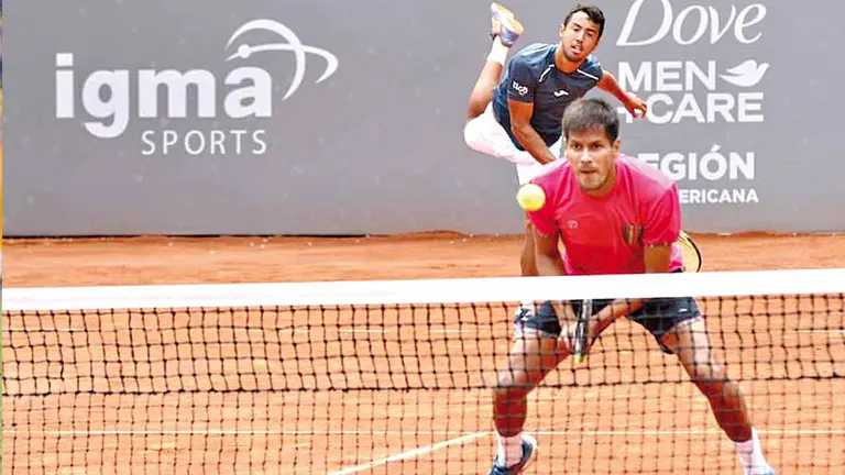 Federico Zeballos (d) y Hugo Dellien, en acción. FBT