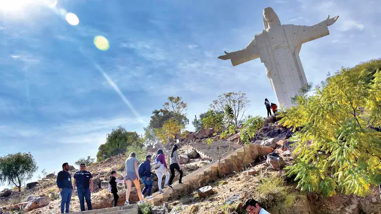 Personas suben al Cristo de la Concordia por las gradas./ NOÉ PORTUGAL