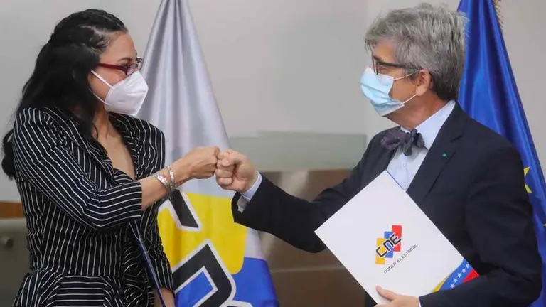 Rafael Dochao M., encargado de negocios de la Unión Europea en Venezuela, fue registrado al intercambiar los acuerdos firmados con Regzeida González, directora general de Relaciones Internacionales del Consejo Nacional Electoral de Venezuela. EFE