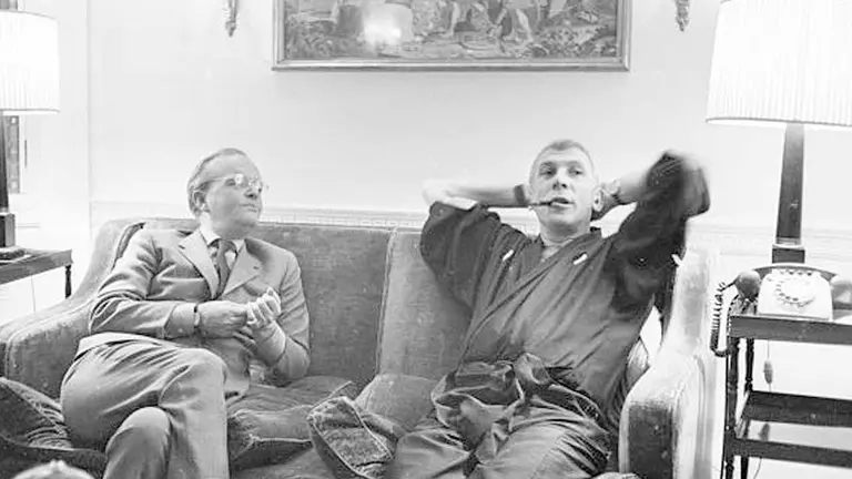 El escritor Truman Capote (i) con Richard Brooks quien dirigió una película adaptación de su novela. THE IRISH TIMES
