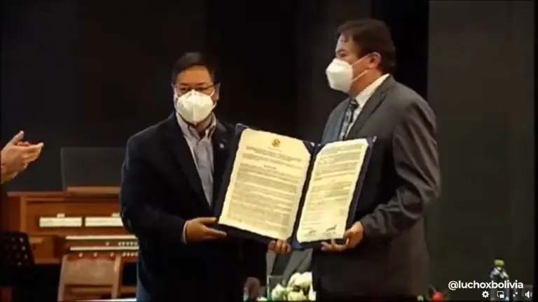 El presidente del país, Luis Arce, entrega el reconocimiento al instituto Laredo. ABI