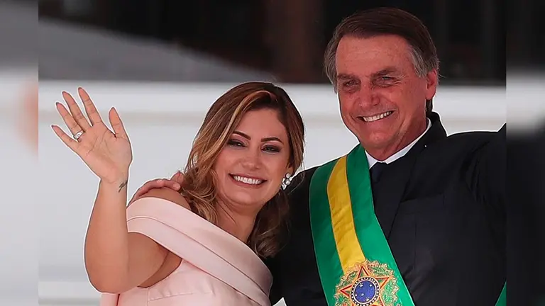 El expresidente de Brasil Jair Bolsonaro, junto a su esposa Michelle de Paula Firmo (i). ARCHIVO