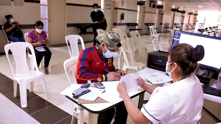 Una persona se registra en el Hospital del Sur durante la jornada de vacunación realizada ayer. RUBÉN RODRÍGUEZ