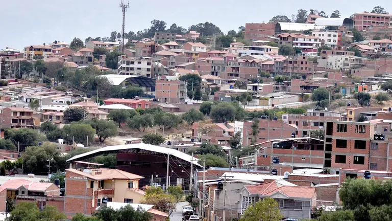 Viviendas construidas en una zona periurbana de Cochabamba. CR&Eacute;DITO: Archivo