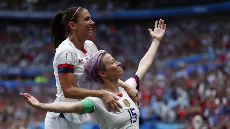 Alex Morgan y Megan Rapinoe celebran un gol con Estados Unidos en el Mundial femenino. EFE