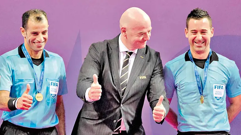 El presidente de la FIFA, Gianni Infantino (c),  junto a los árbitros del mundial de fútbol sala que finalizó en Lituania. EFE