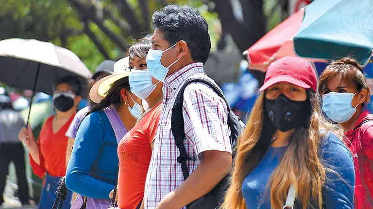 Un grupo de personas circula por la calle protegidas con barbijo. NOÉ PORTUGAL