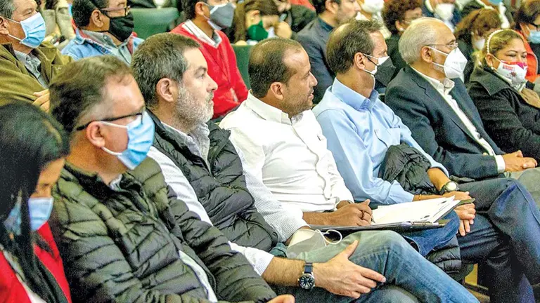 El bloque opositor, congregado en la reunión de anoche. APG