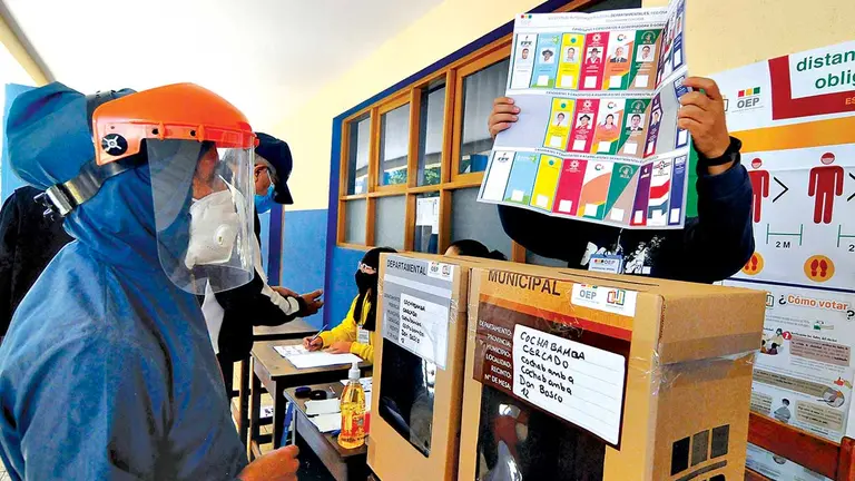 Un ciudadano, listo para emitir su voto en los comicios de 2019. NOÉ PORTUGAL