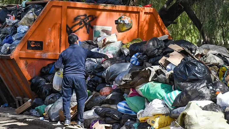 Basura que se acumula en las calles ante bloqueo en el botadero de K'ara K'ara. Dico Sol&iacute;s.