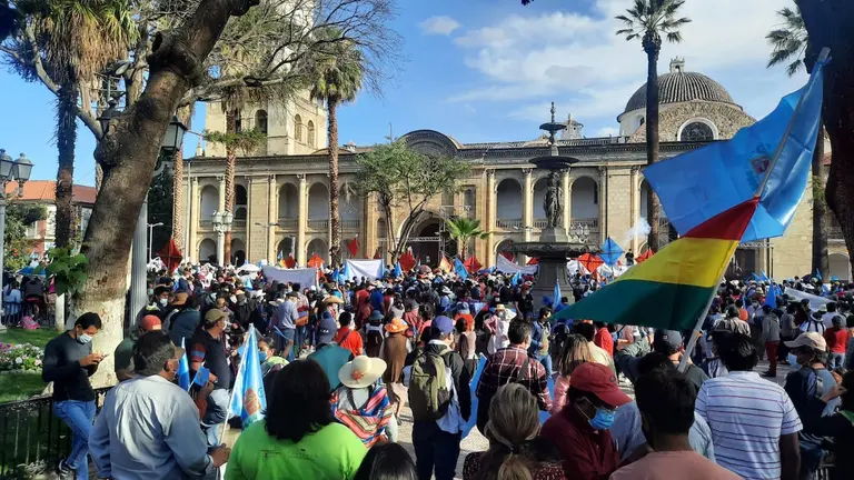 Gente se re&uacute;ne en la plaza 14 de Septiembre en apoyo al alcalde, Manfred Reyes Villa. Marcelo Sandoval.