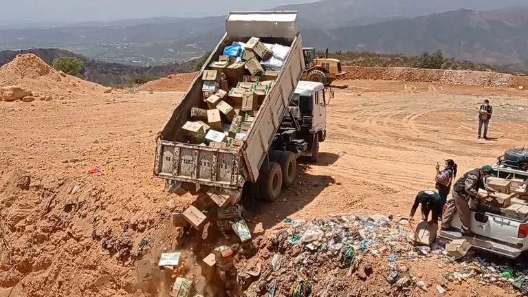 Destrucci&oacute;n de productos decomisados por el Senasag en Cochabamba. Foto: Senasag Cochabamba.