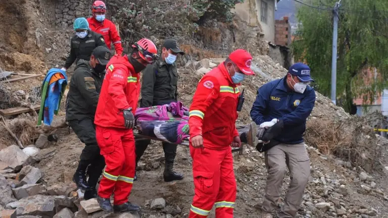 Personal de rescate trabaja en la zona del accidente. APG