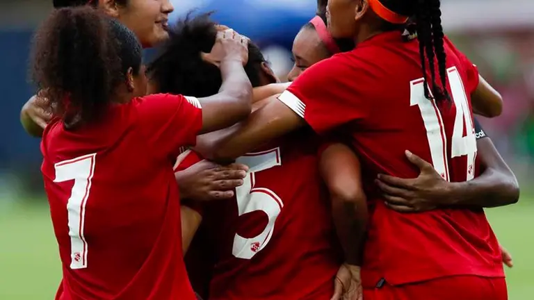 Foto referencial de jugadoras de fútbol. EFE