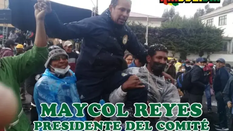 Cocaleros levantan a Maycol Reyes, titular del Comit&eacute; Electoral rumbo a los comicios. Radio FmBolivia