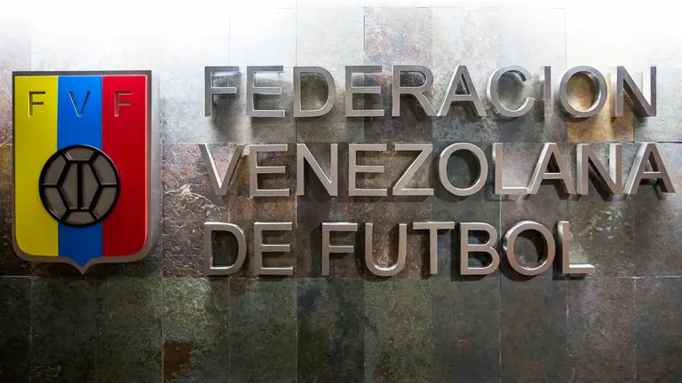 Vista del símbolo de la Federación Venezolana de Futbol (FVF) en la sede del organismo en Caracas (Venezuela). EFE