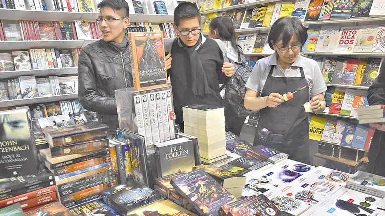 Visitantes en los pabellones de una versión anterior de la Feria Internacional del Libro de Cochabamba. ARCHIVO