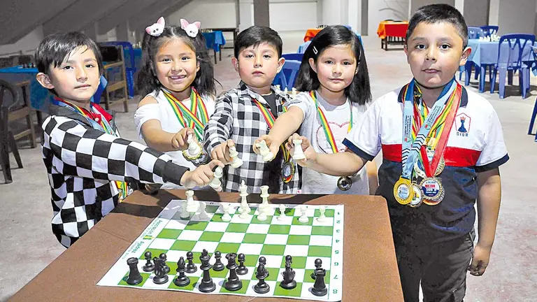 Los campeones (izq-der) Johan Rodríguez, Luciana Guzmán, Sebastián Tórrez, Melina Flores y Mauro Fernández. NOÉ PORTUGAL