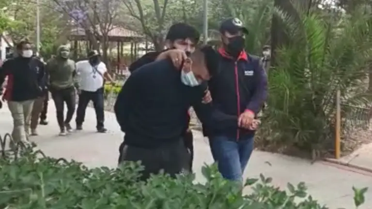 Sacan a uno de los estudiantes  que se enfrent&oacute; en la Facultad de Humanidades y Ciencias de la Educaci&oacute;n. Foto: Cortes&iacute;a.