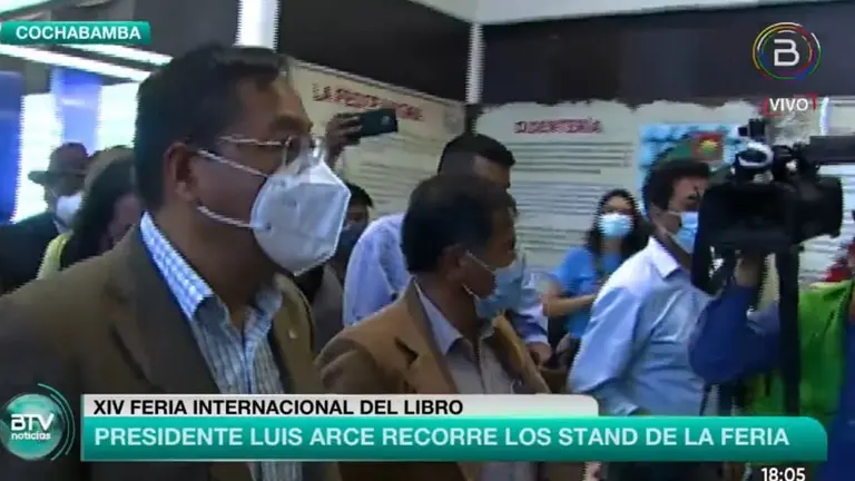 El presidente del Estado, Luis Arce, visita la FILC. Captura