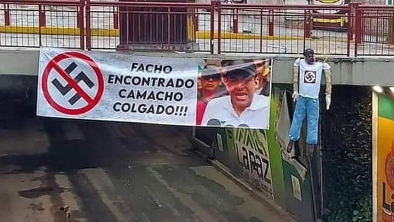 Un cartel en se&ntilde;al de aviso contra Luis Fernando Camacho. APG