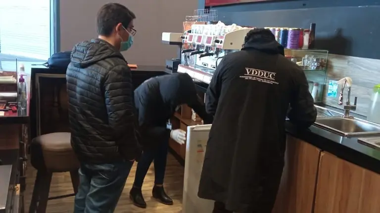 Momento de la revisi&oacute;n del comercio, situado en el aeropuerto de El Alto. Gentileza Viceministerio de Defensa de los Derechos del Usuario