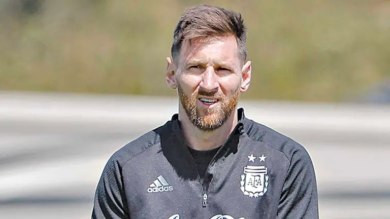 El jugador Leo Messi (i), en las prácticas. EFE