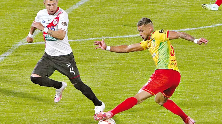 Elcarlos Gomés (d) domina la pelota en un cotejo oficial. APG