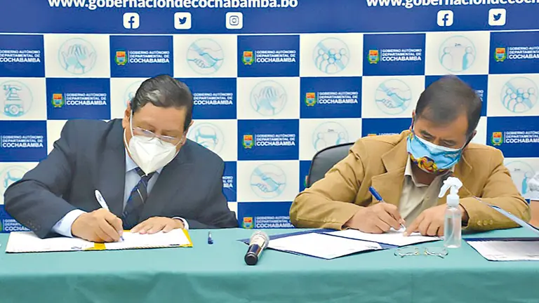El Presidente de la Fundación Cultural del BCB, Luis Oporto, y el Gobernandor, Humberto Arce. GOBERNACIÓN DE COCHABAMBA