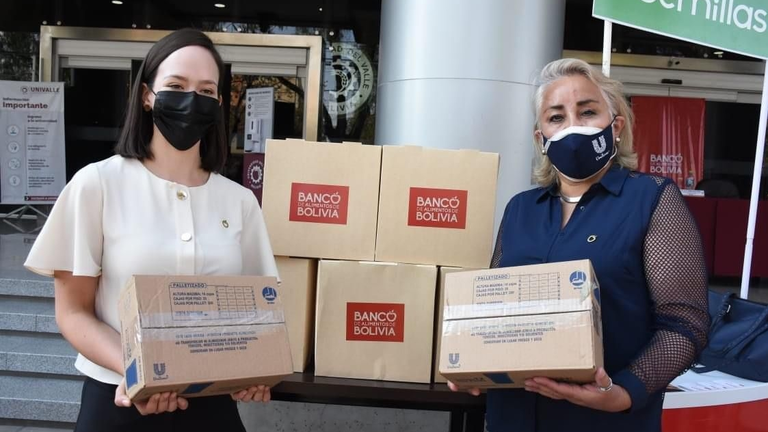 La gerente de Asuntos Corporativos de Unilever, Tania Claros (d), realiza la entrega de una donaci&oacute;n al Banco de Alimentos.