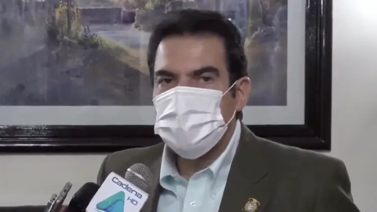 El alcalde de Cochabamba, Manfred Reyes Villa, en contacto con los medios.