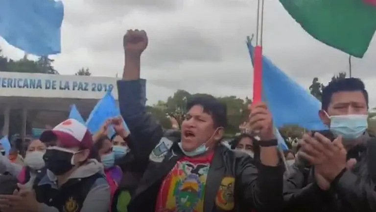Manifestantes piden"libertad y justicia" para el alcalde de Cochabamba, Manfred Reyes Villa, en Sucre. Captura de video Correo del Sur