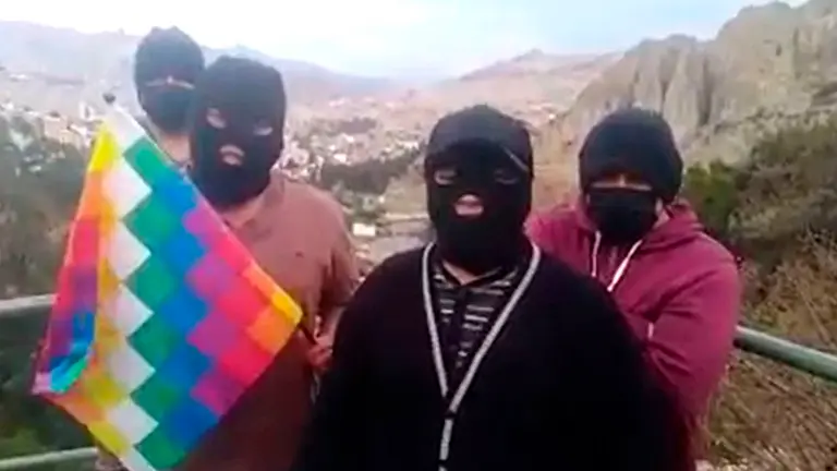 Captura del video de los encapuchados.