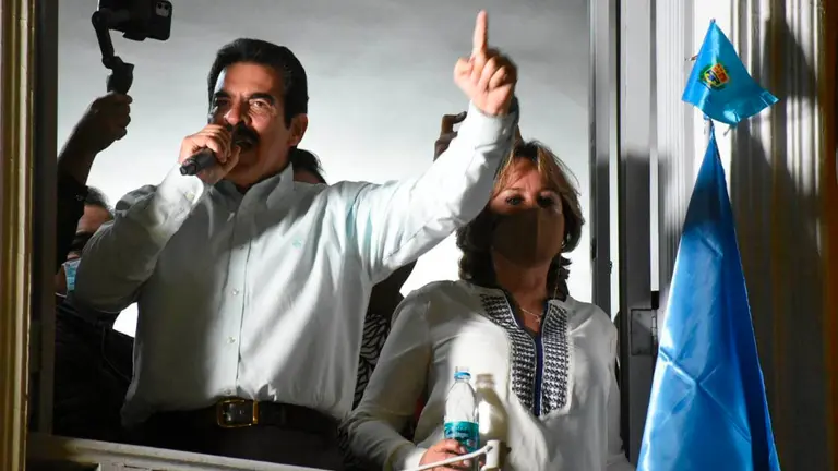 El alcalde Mnafred Reyes Villa se dirige a la poblaci&oacute;n. Dico Sol&iacute;s