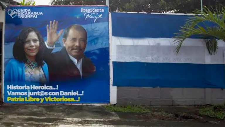 Fotografía de una pancarta política con la imagen de la formula presidencial del presidente de Nicaragua, Daniel Ortega (d), y la vicepresidenta, Rosario Murillo (i), junto a una Bandera de Nicaragua hoy, en Managua (Nicaragua). EFE
