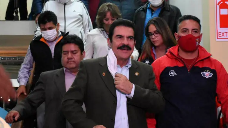 El alcalde Manfred Reyes Villa al salir de su audiencia. Dico Sol&iacute;s