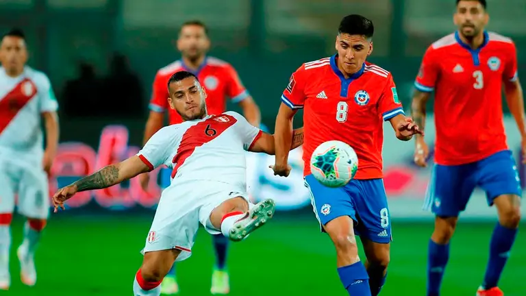 Miguel Trauco de Perú disputa el balón con Marcelino Núñez de Chile hoy, durante un partido por las eliminatorias sudamericanas para el mundial de Catar 2022. EFE