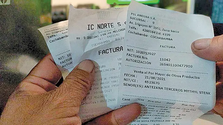 Una persona verifica sus facturas. DICO SOLÍS