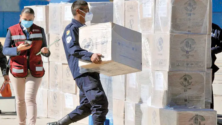 El arribo de un lote de vacunas Astrazeneca al aeropuerto de La Paz. APG