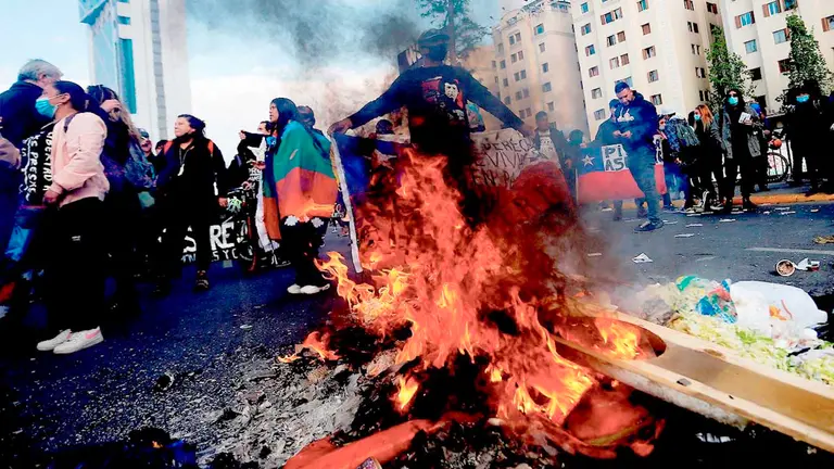 La Confederaci&oacute;n de Estudiantes de Chile (Confech) y organizaciones sociales convocan a una marcha contra el presidente Sebasti&aacute;n Pi&ntilde;era por el caso de los "Pandora Papers" en Santiago de Chile. EFE
