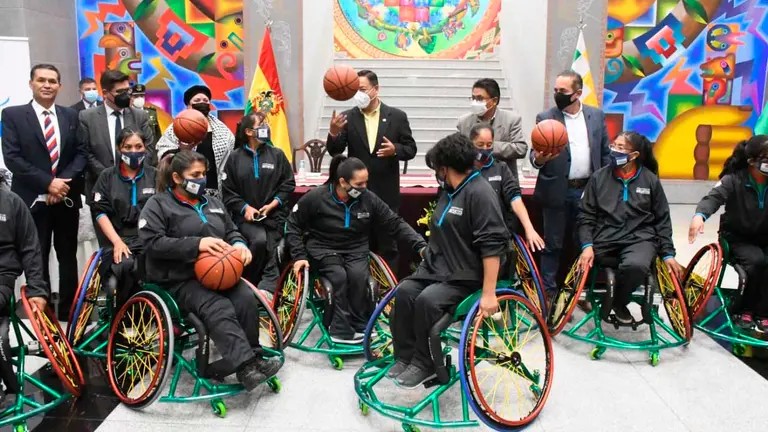Gobierno entrega equipamiento para selecciones que participar&aacute;n en torneo internacional de baloncesto en silla de ruedas. Ox&iacute;geno