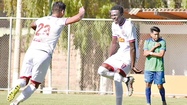 Jugadores de Universitario de Vinto, Celebran un gol, ayer.  AMÍLCAR EQUISE PEÑA
