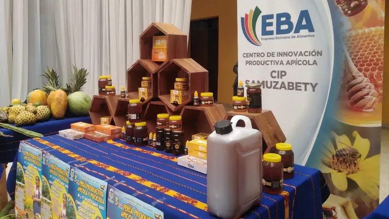 Imagen referencial de productos ap&iacute;colas en exposici&oacute;n. GADC