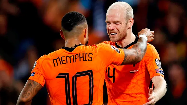Memphis Depay y Davy Klaassen celebran una conquista de Países Bajos por las clasificatorias europeas al Mundial Catar 2022. EFE